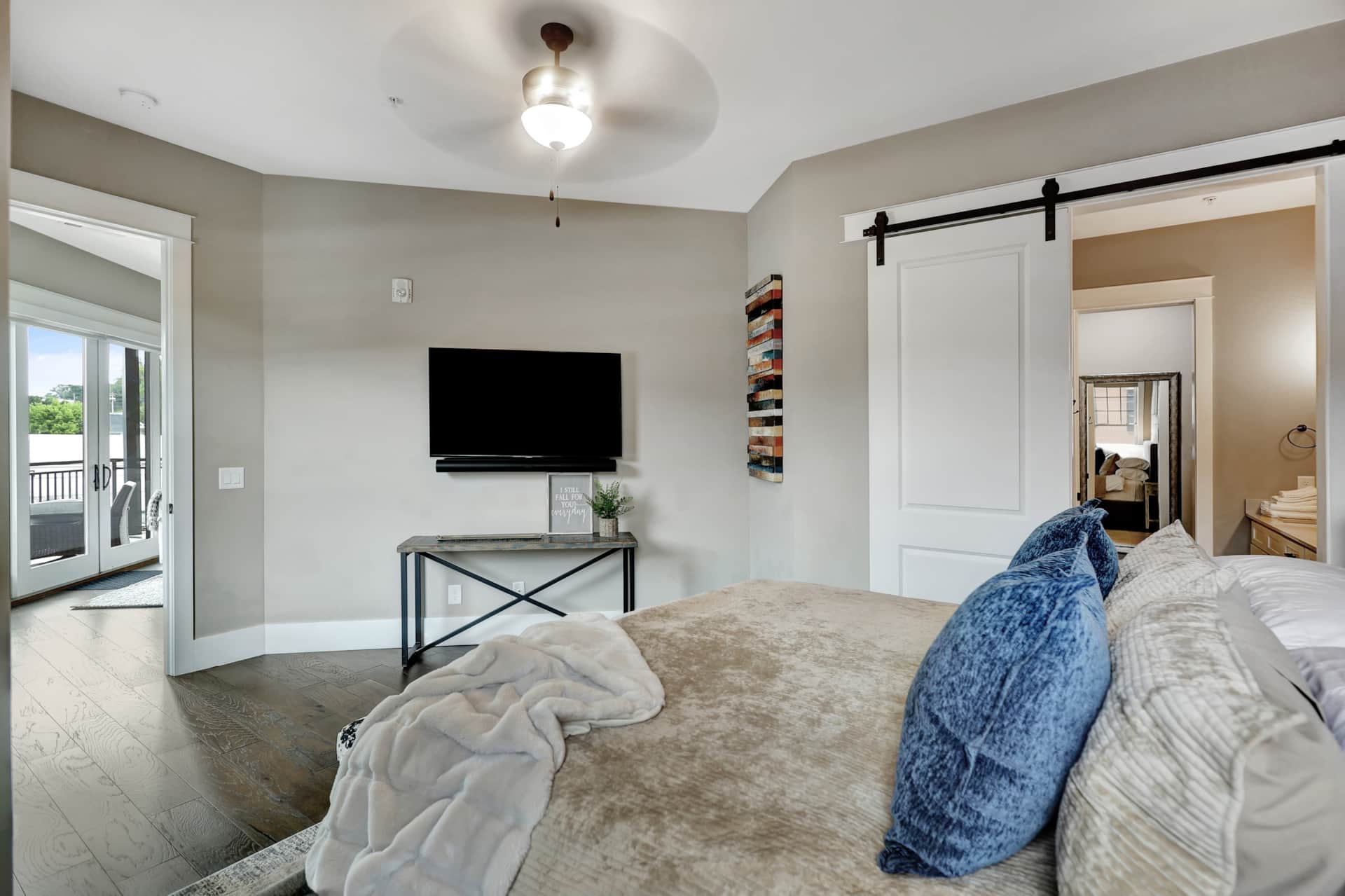 Primary bedroom, Martini Mountain Downtown