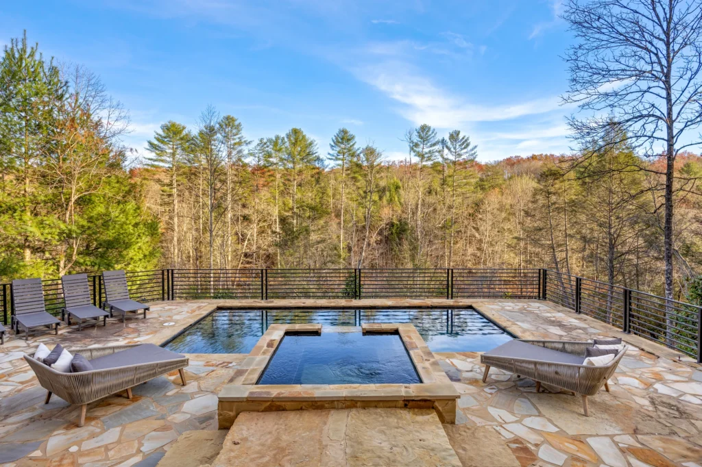 450 Miracle Ln — features pool