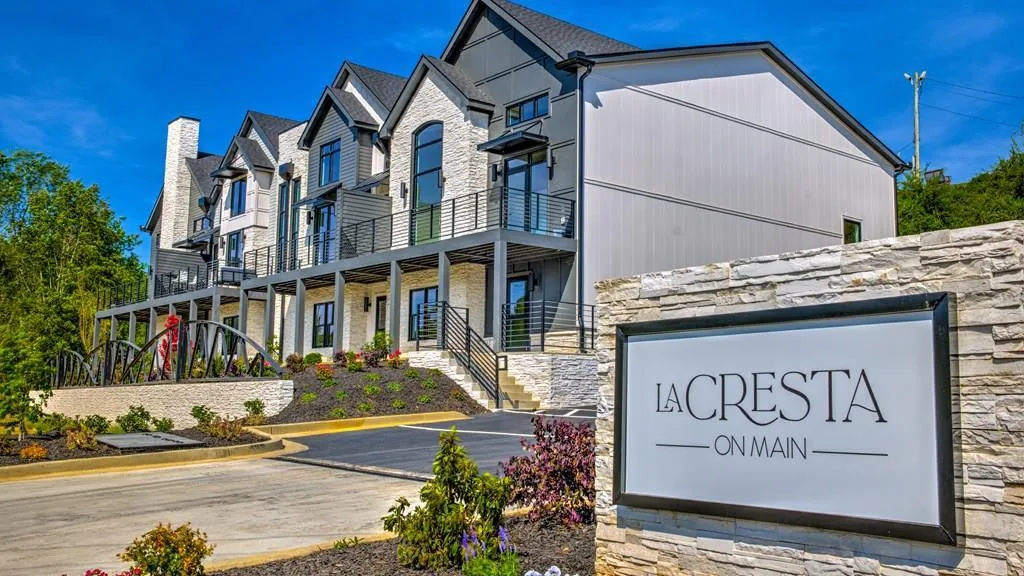 La Cresta on Main exterior